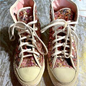 Converse sneakers!  Women’s size 8 or mens 6.  In excellent condition!